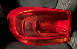 Фонарь внешний левый для Volkswagen Tiguan 2014 года на фотографиях