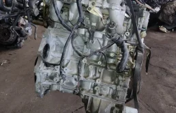 Двигатель без навесного для Nissan X-Trail 2002 года на фотографиях