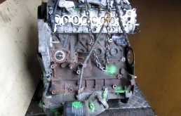 Двигатель без навесного для Toyota RAV4 2000 года на фотографиях