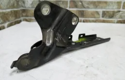 Петля капота левая для Audi Q3 на фотографиях