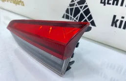 Фонарь внутренний правый для Skoda Rapid 2023 года на фотографиях