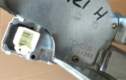 Мотор стеклоочистителя для Toyota Corolla 2003 года на фотографиях