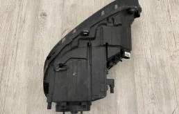 Фара ксенон левая для Volkswagen Touareg 2011 года на фотографиях