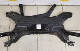 Подрамник двигателя для Mitsubishi Outlander 2022 года на фотографиях