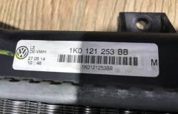 Радиатор охлаждения ДВС для Volkswagen Golf 2011 года на фотографиях