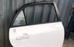 Дверь задняя правая для Toyota Corolla 2009 года на фотографиях