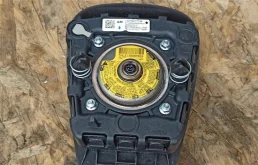 Подушка безопасности водителя для Opel Astra 2015 года на фотографиях