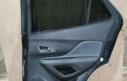 Накладка на дверь задняя правая для Opel Mokka 2015 года на фотографиях