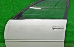 Дверь передняя левая для Toyota Corolla 2000 года на фотографиях