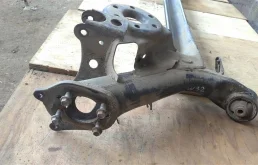 Задняя балка для Toyota Corolla 2012 года на фотографиях