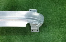 Усилитель бампера передний верхний для Audi Q7 2018 года на фотографиях