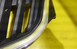 Решетка переднего бампера для Skoda Rapid 2015 года на фотографиях