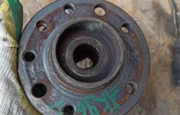 Ступица колеса передняя правая для Opel Zafira 2010 года на фотографиях