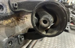 Подрамник двигателя для Hyundai Matrix 2008 года на фотографиях