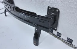 Усилитель бампера передний верхний для Hyundai i40 2012 года на фотографиях