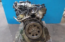 Двигатель без навесного для Nissan Pathfinder 1999 года на фотографиях