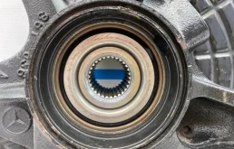 Кулак поворотный правый для Mercedes-Benz M class 2001 года на фотографиях