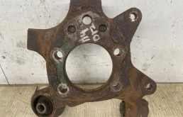 Кулак задний левый для Mitsubishi Pajero V90 5dr 2006-2011