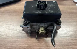Блок клапанов пневмоподвески для Lexus LX на фотографиях
