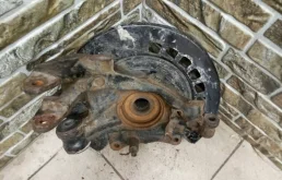 Кулак задний левый для Audi Q7 на фотографиях