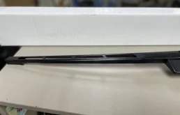 Поводок лобового стеклоочистителя правый для Audi Q7 2007 года на фотографиях