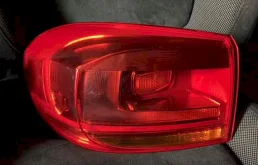 Фонарь внешний левый для Volkswagen Tiguan 2014 года на фотографиях