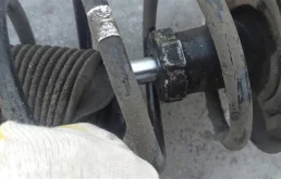 Амортизатор передний левый для Opel Insignia 2016 года на фотографиях