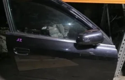 Дверь передняя правая для Audi A4 2001 года на фотографиях