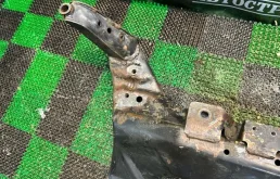 Подрамник двигателя для Nissan Almera Classic 2009 года на фотографиях