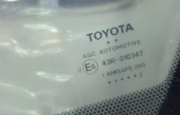 Лобовое (ветровое) стекло для Toyota RAV4 на фотографиях