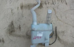 Бачок стеклоомывателя передний для Nissan Tiida 2008 года на фотографиях