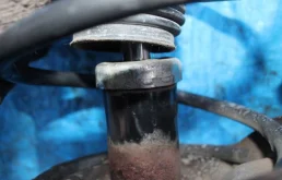 Амортизатор передний левый для Subaru Impreza на фотографиях