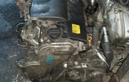 Двигатель для Nissan X-Trail 2003 года на фотографиях