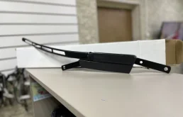 Поводок лобового стеклоочистителя правый для Audi Q7 2007 года на фотографиях