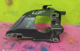 Кронштейн правой фары нижний для Audi Q7 2010 года на фотографиях