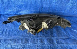 Фары для Mitsubishi Grandis 2005 года на фотографиях