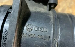 Датчик массового расхода воздуха для Volkswagen Passat 2014 года на фотографиях