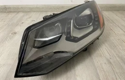 Фара ксенон левая для Volkswagen Touareg 2011 года на фотографиях