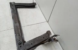 Подрамник двигателя для Renault Megane 2010 года на фотографиях