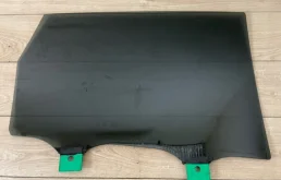 Стекло двери заднее левое для Audi Q7 на фотографиях