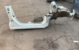 Стойка кузова центральная правая для Hyundai Solaris 2012 года на фотографиях