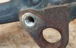 Кулак поворотный правый для Mitsubishi Pajero 2009 года на фотографиях