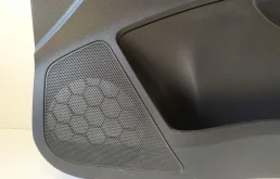 Уплотнитель передней правой двери для Skoda Rapid 2018 года на фотографиях