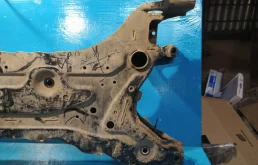 Подрамник двигателя для Mitsubishi Outlander 2016 года на фотографиях