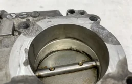 Дроссельная заслонка для Mercedes-Benz C class 2006 года на фотографиях