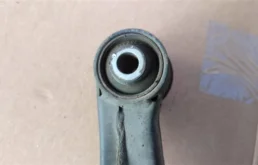 Рычаг передний правый верхний для Mitsubishi Pajero 2004 года на фотографиях