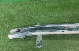 Усилитель бампера задний нижний для Hyundai Solaris 2014 года на фотографиях