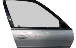 Дверь передняя правая для Toyota Corolla 1997 года на фотографиях