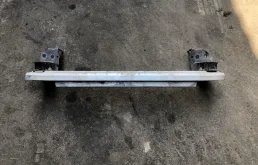 Усилитель переднего бампера для Audi Q7 2013 года на фотографиях