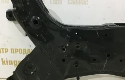 Подрамник двигателя для Hyundai Solaris 2014 года на фотографиях